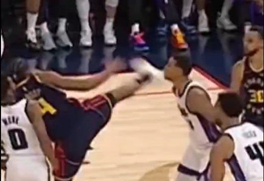 抬腳過高踢到了對手下巴！NBA官方：穆迪這一動(dòng)作被判1級惡犯