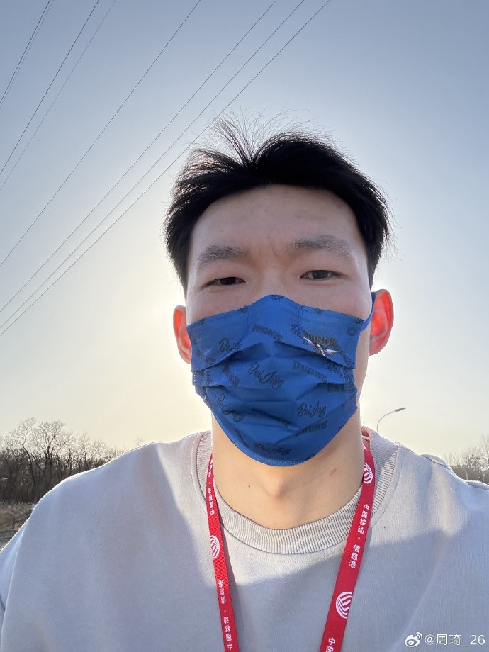 悠閑！周琦騎京牌電動車出行：太陽出來了 開京牌兜兜風(fēng)！