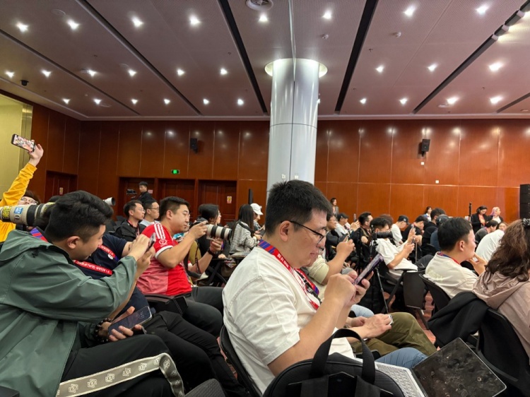 萬(wàn)眾矚目！記者擠滿國(guó)足賽前新聞發(fā)布廳，賽場(chǎng)記者預(yù)計(jì)超300人