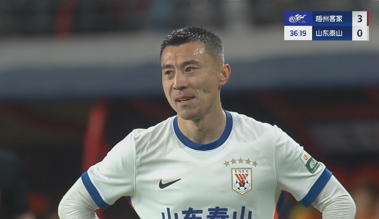 34分鐘0-3落后！36歲鄭錚苦笑36歲大雷沮喪 替補席黃政宇神態(tài)輕松